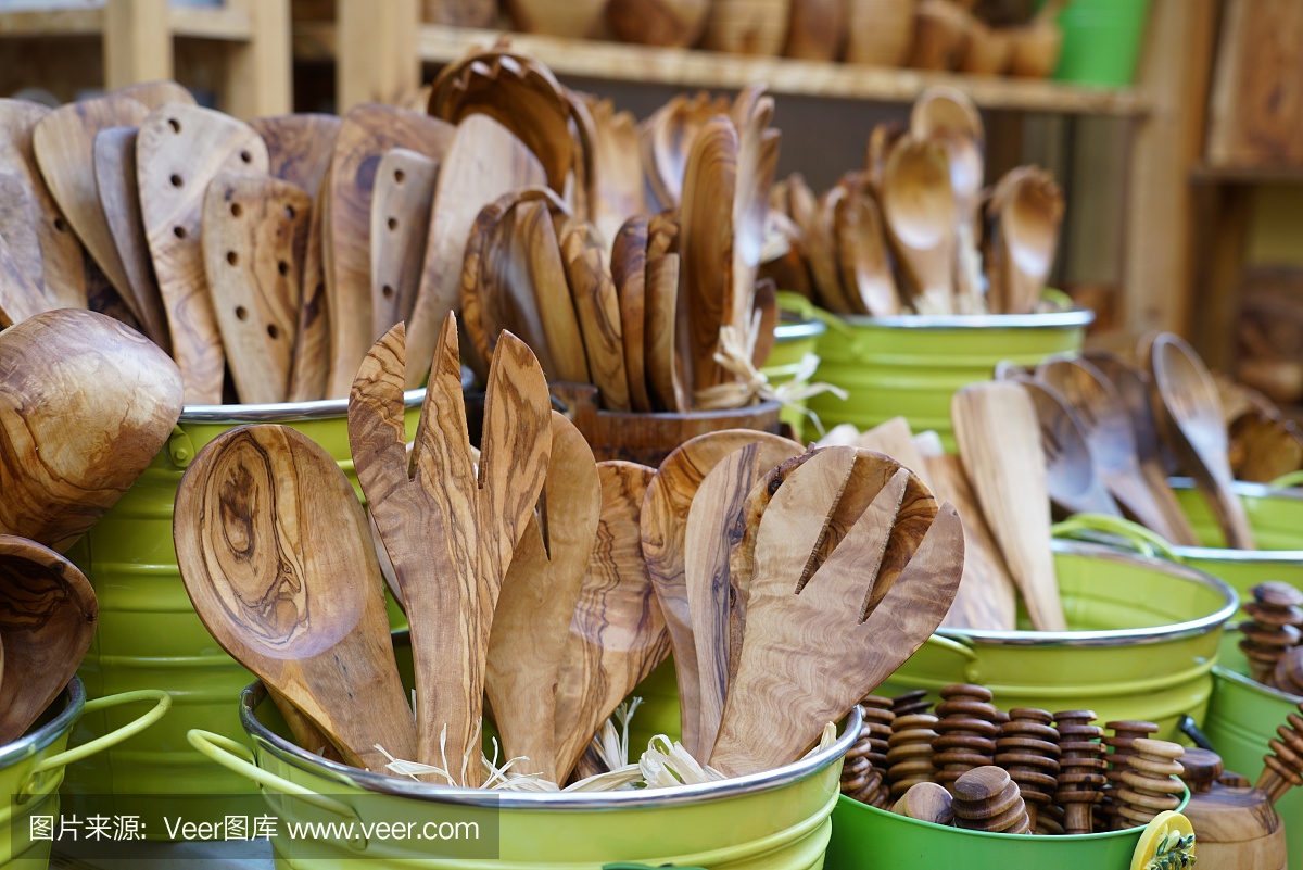 木制的勺子和叉子是传统的厨房用具
